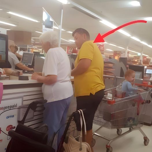 Father commits and act of generosity for this elderly woman at the grocery store