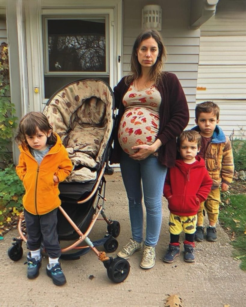 “PLEASE CALL ME”: A PREGNANT MOM OF 3 SELLS HER STROLLER TO SURVIVE, AND FINDS IT ON HER DOORSTEP 2 DAYS LATER WITH A NOTE INSIDE.