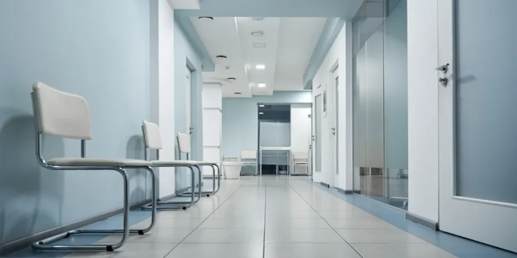 I Accidentally Saw My Husband Sitting in a Hospital Line & Got a Text from Him the Next Moment – My World Shattered