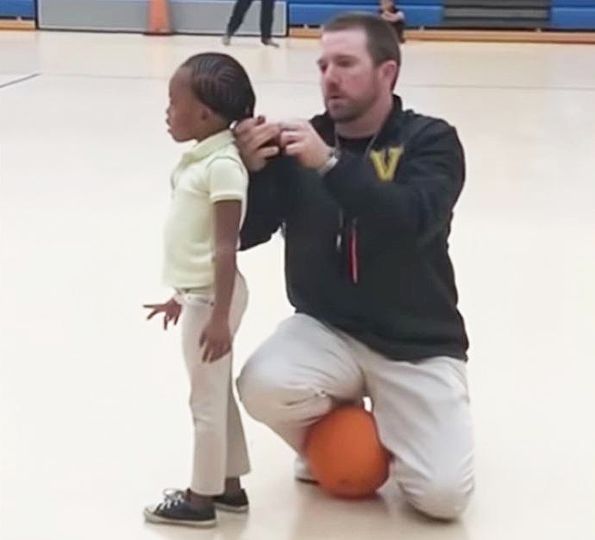 Coach goes viral online for this one act during kids’ basketball game