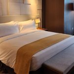 The reasons why hotel beds always have blankets on them