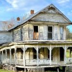 This house was built in 1889 but left in ruins, it was abandoned for many years before he bought it and now no one can believe WHAT HE MADE OF IT. WOW! Here\\\’s what it looks like inside