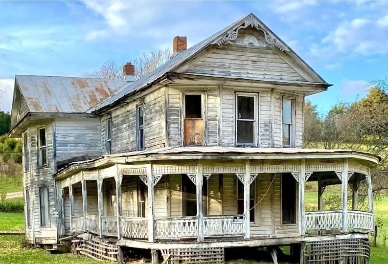 This house was built in 1889 but left in ruins, it was abandoned for many years before he bought it and now no one can believe WHAT HE MADE OF IT. WOW! Here\\\’s what it looks like inside
