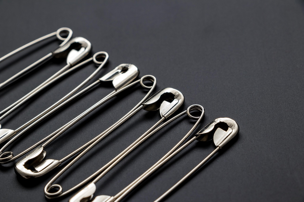 That Tiny Hole in a Safety Pin Has a Genius Purpose — Most People Have No Idea Why It’s There