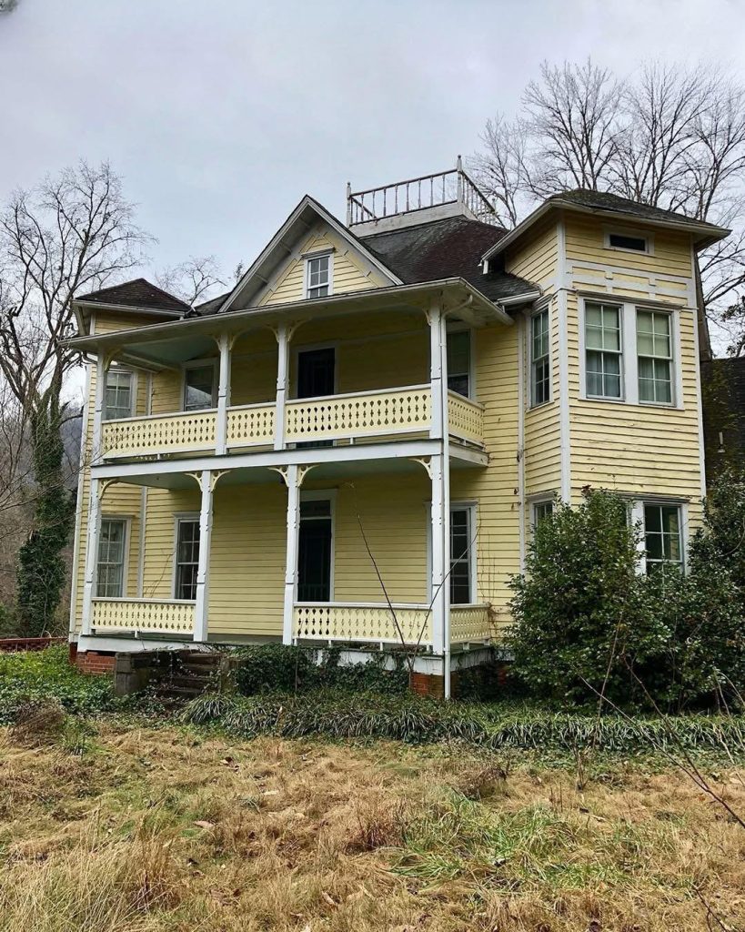 I Visited My Late Father’s House for the First Time in 13 Years and Found a Bag in the Attic with a Note for Me